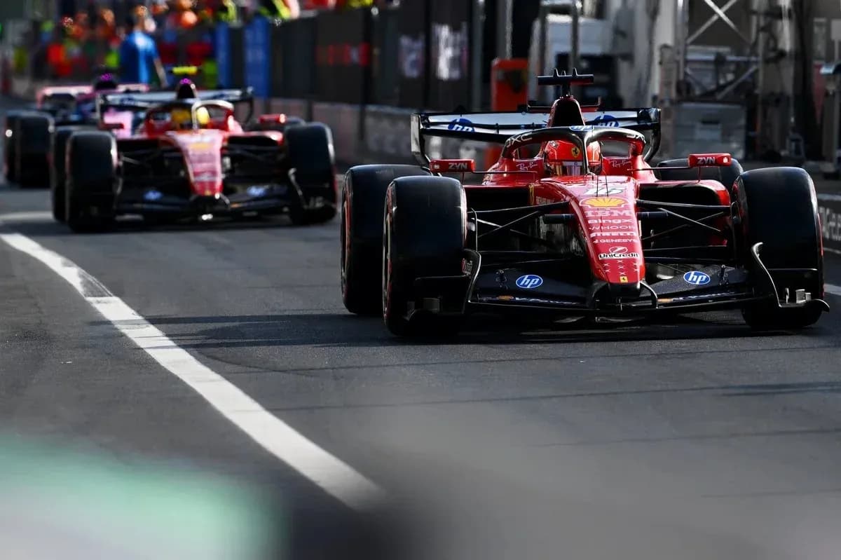 Dos coches de Ferrari en el pit lane durante carrera