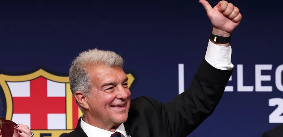 Presidente de Barcelona levantando el pulgar en evento