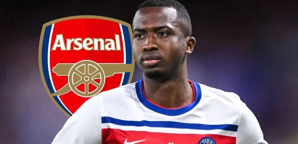 Jugador con camiseta del PSG frente al escudo del Arsenal