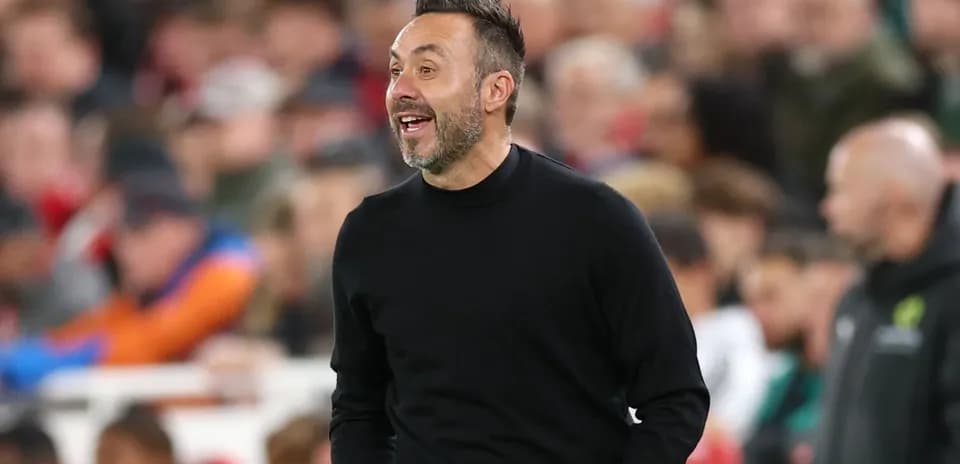 Entrenador dirigiendo a su equipo durante el partido