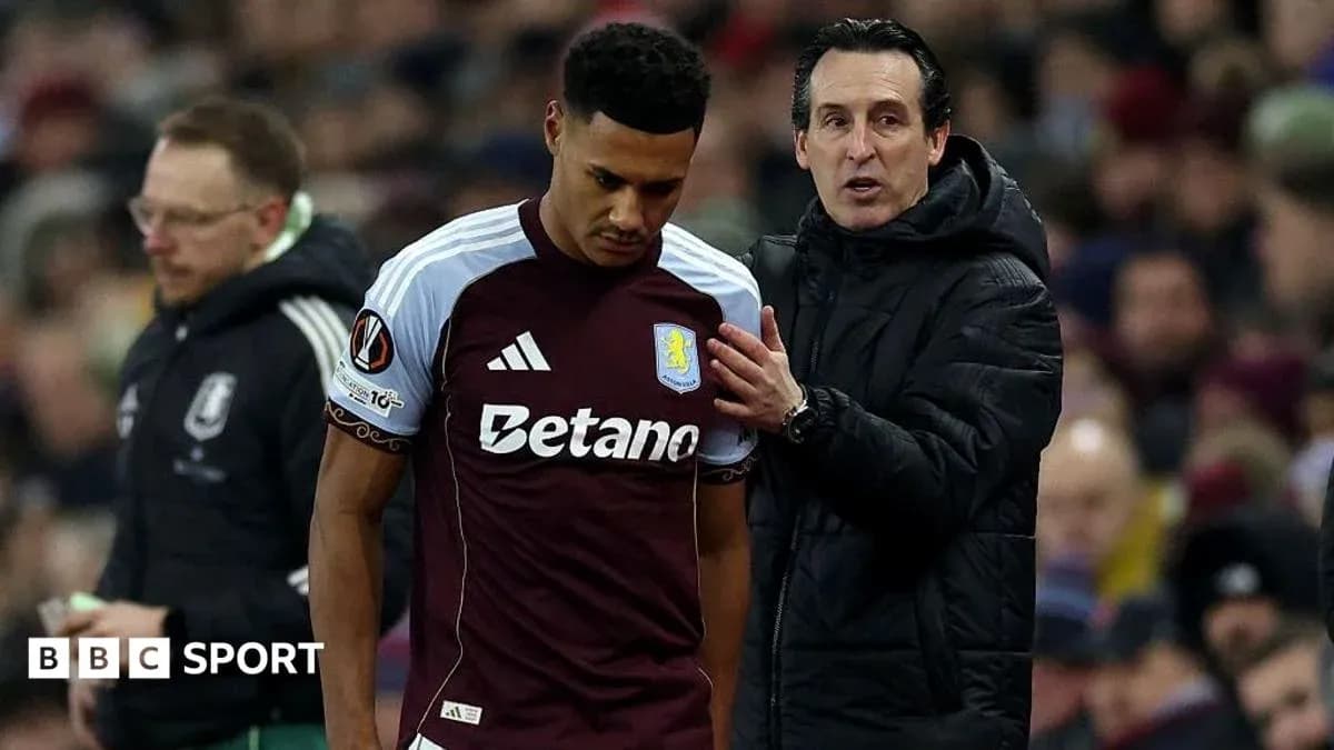 Entrenador hablando con jugador de Aston Villa en el campo