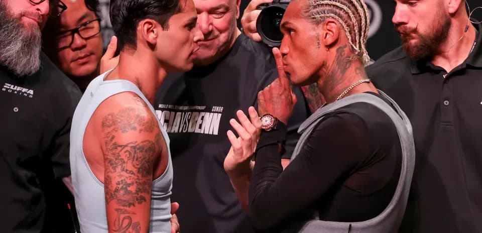 Boxeadores cara a cara en ceremonia de pesaje