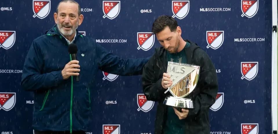 Lionel Messi recibiendo un trofeo MLS en ceremonia