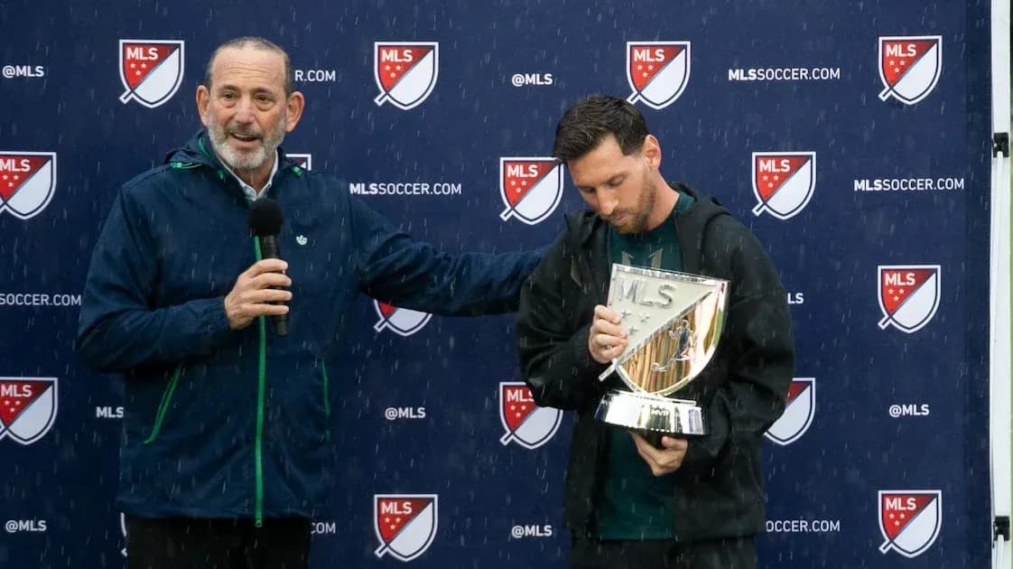 Lionel Messi recibiendo un trofeo MLS en ceremonia