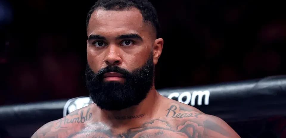 Luchador con barba y tatuajes en el ring