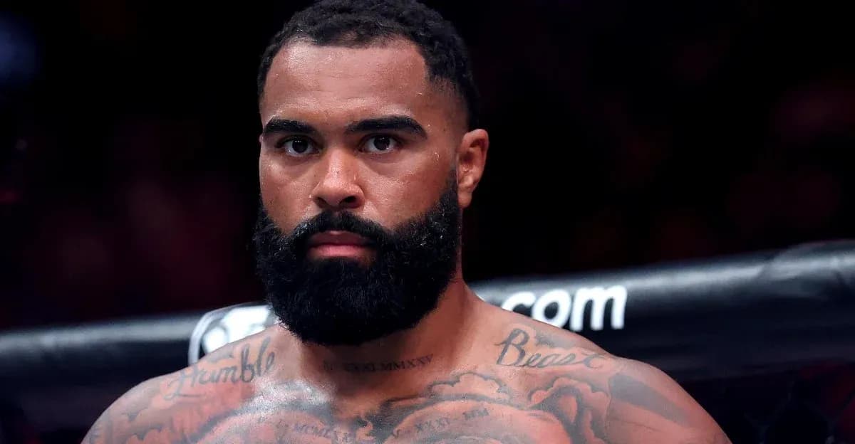 Luchador con barba y tatuajes en el ring