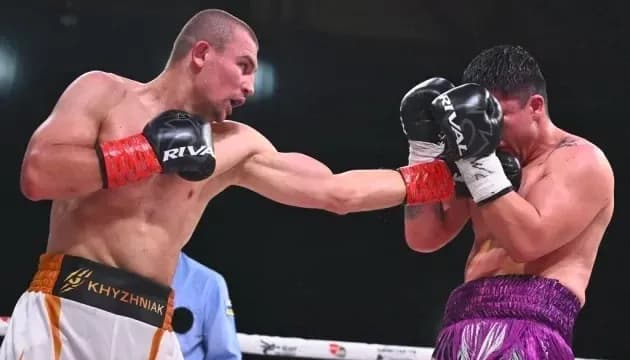 Boxeador lanzando un golpe a su oponente en ring