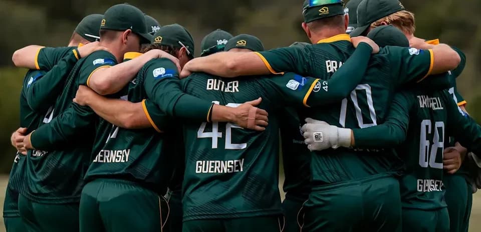 Jugadores de cricket de Guernsey en círculo de apoyo