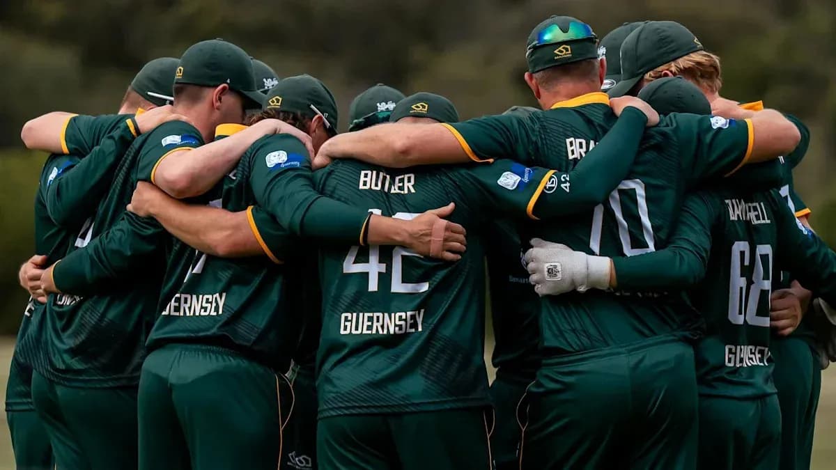 Jugadores de cricket de Guernsey en círculo de apoyo