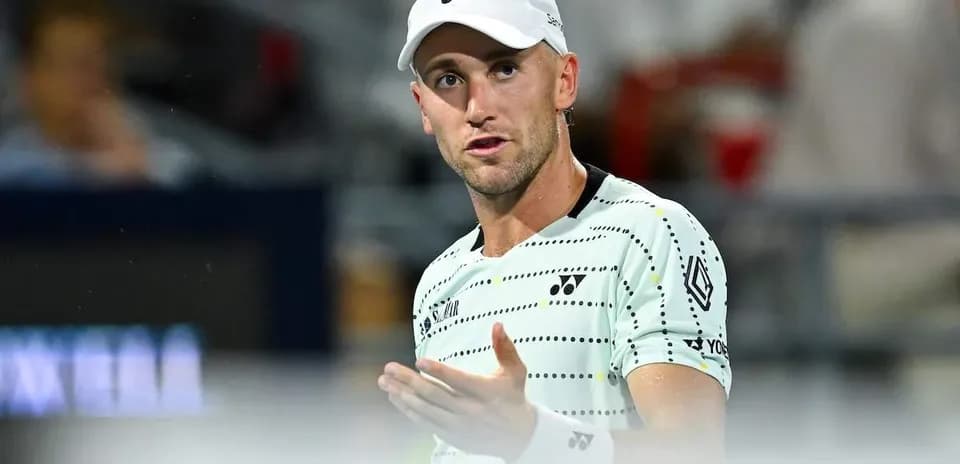 Jugador de tenis señalando durante un partido