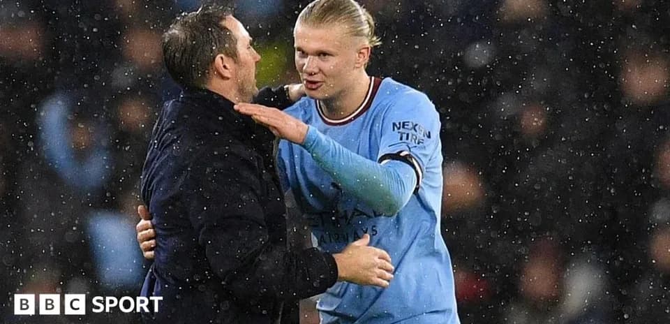 Entrenador y jugador de Manchester City conversando