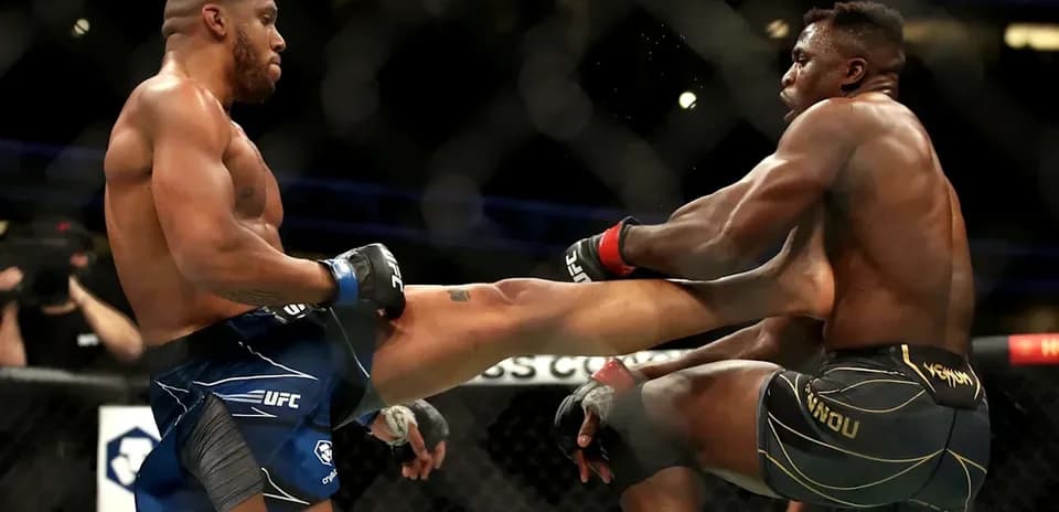 Luchadores en acción durante combate de UFC
