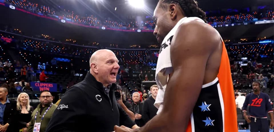 Kawhi Leonard y Steve Ballmer celebrando victoria Clippers
