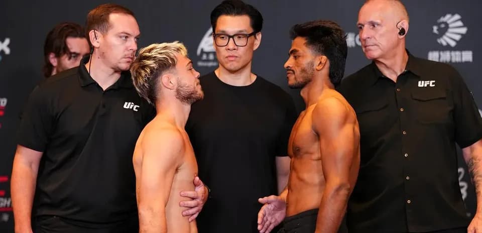 Luchadores en la ceremonia de pesaje de UFC