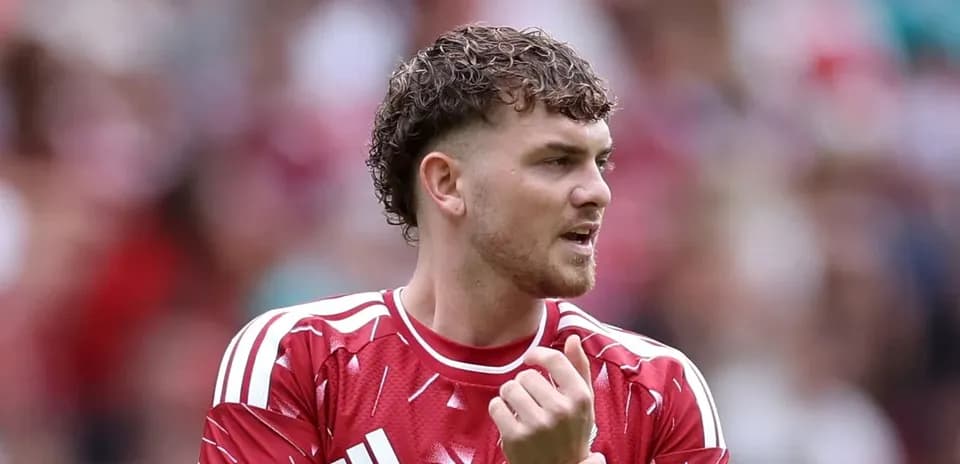 Jugador con camiseta roja en el campo de fútbol