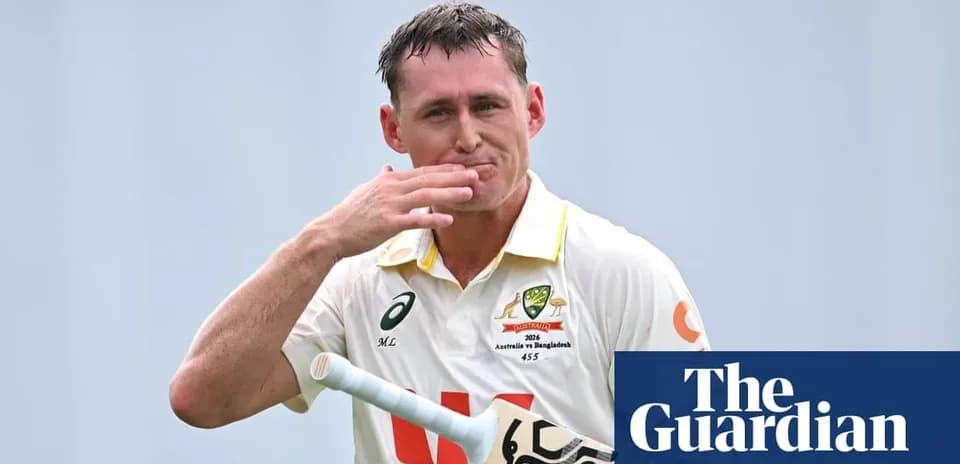 Jugador de cricket saludando tras anotar carrera