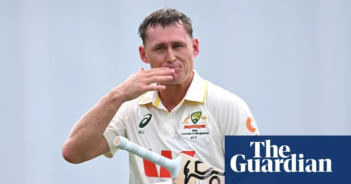Jugador de cricket saludando tras anotar carrera