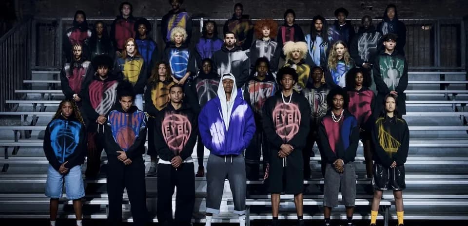 Grupo de personas posando en la grada con sudaderas