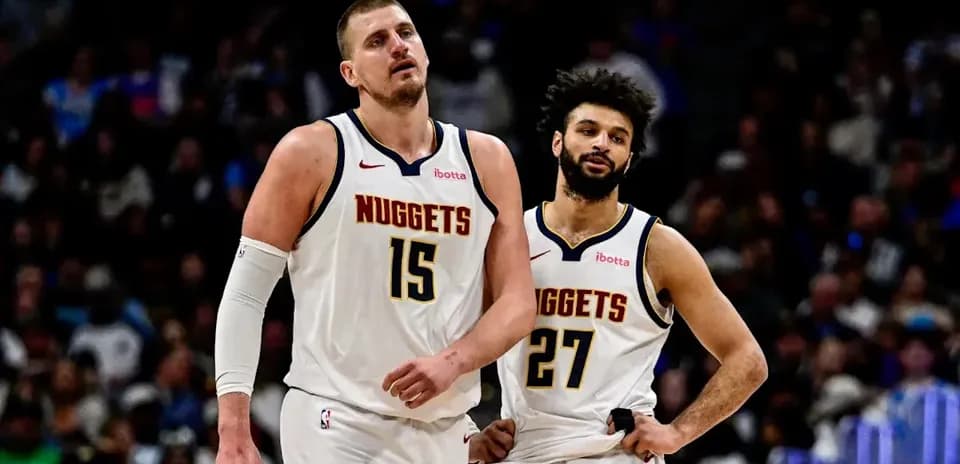 Jugadores de los Nuggets caminando en la cancha