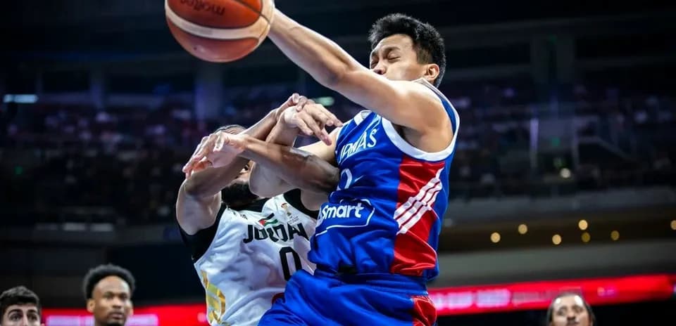 Jugador de baloncesto luchando por el balón