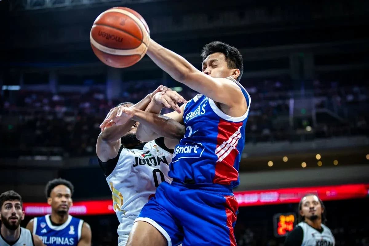 Jugador de baloncesto luchando por el balón