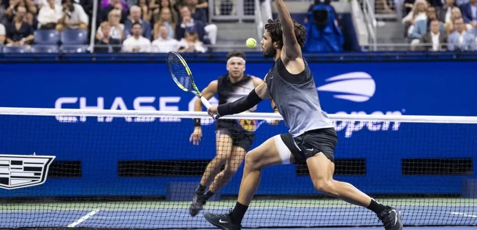 Jugador golpeando la pelota en un partido de tenis