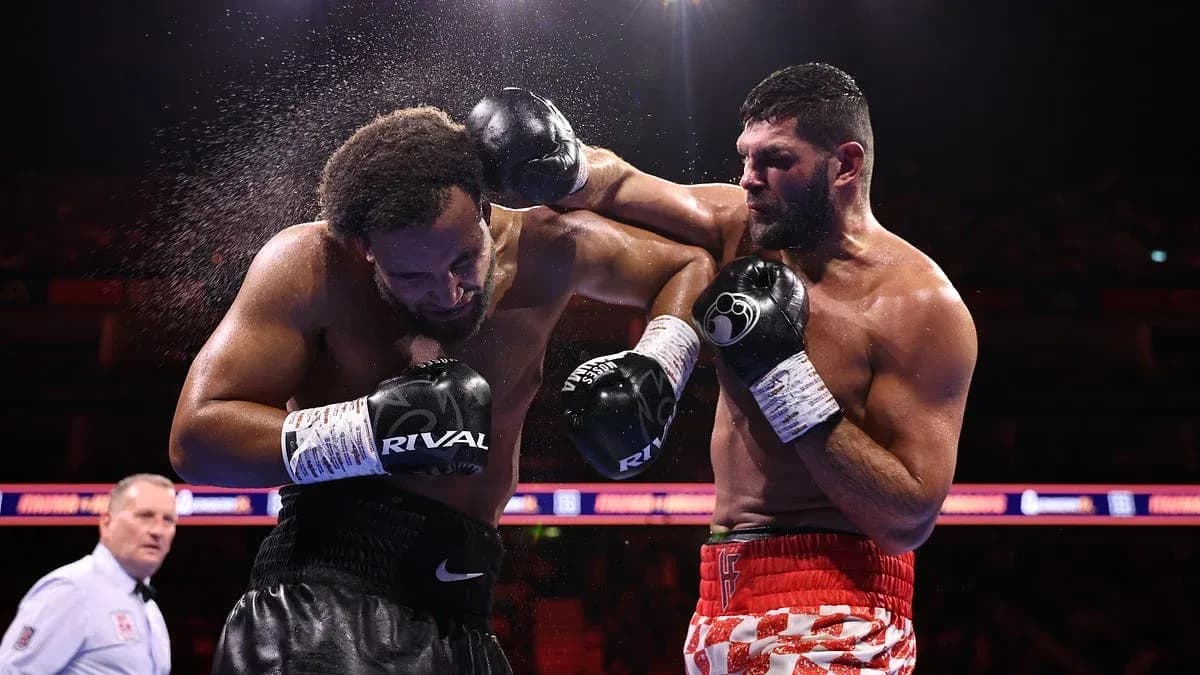 Boxeadores intercambiando golpes en el ring