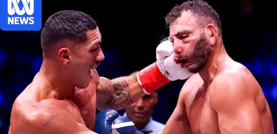 Boxeador recibiendo un golpe en la cara