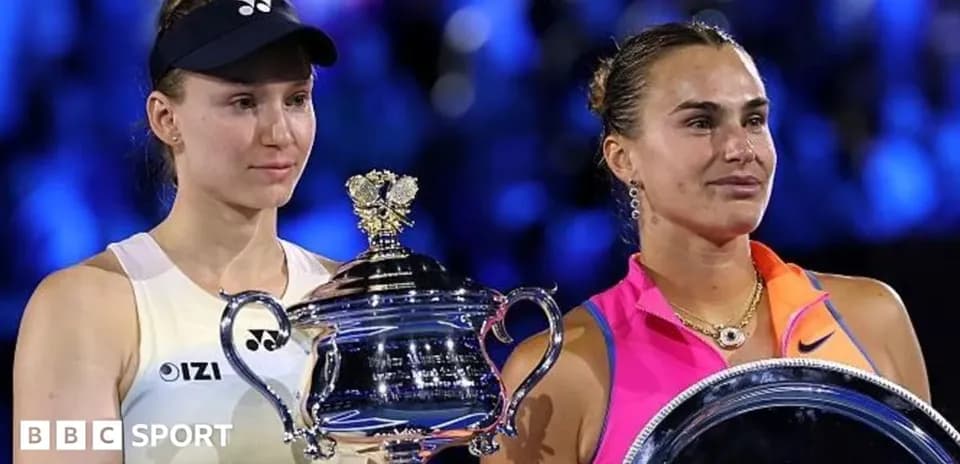 Jugadoras sosteniendo trofeos tras la final de tenis