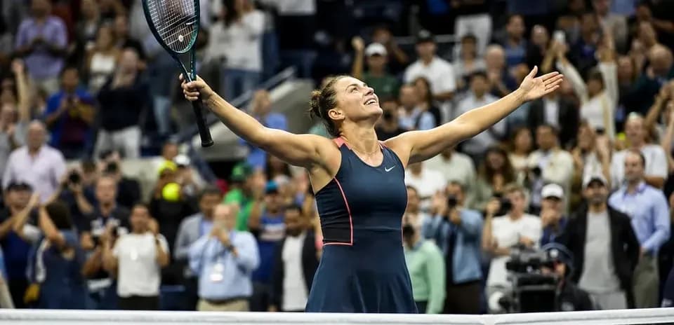 Jugadora de tenis celebrando en el torneo