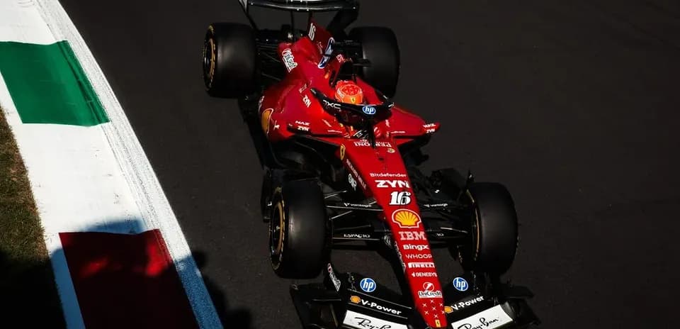 Auto de Fórmula 1 de Ferrari en curva