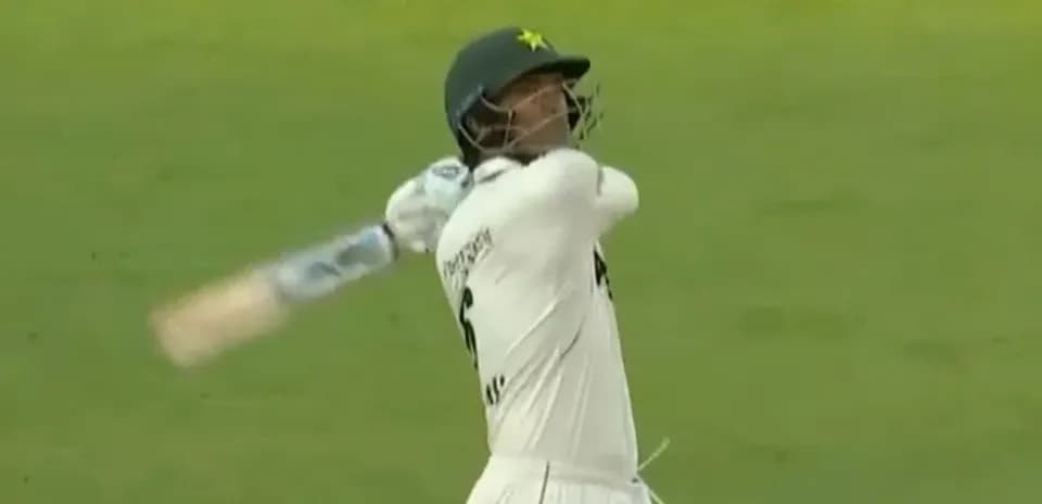 Jugador de cricket batiendo durante un partido