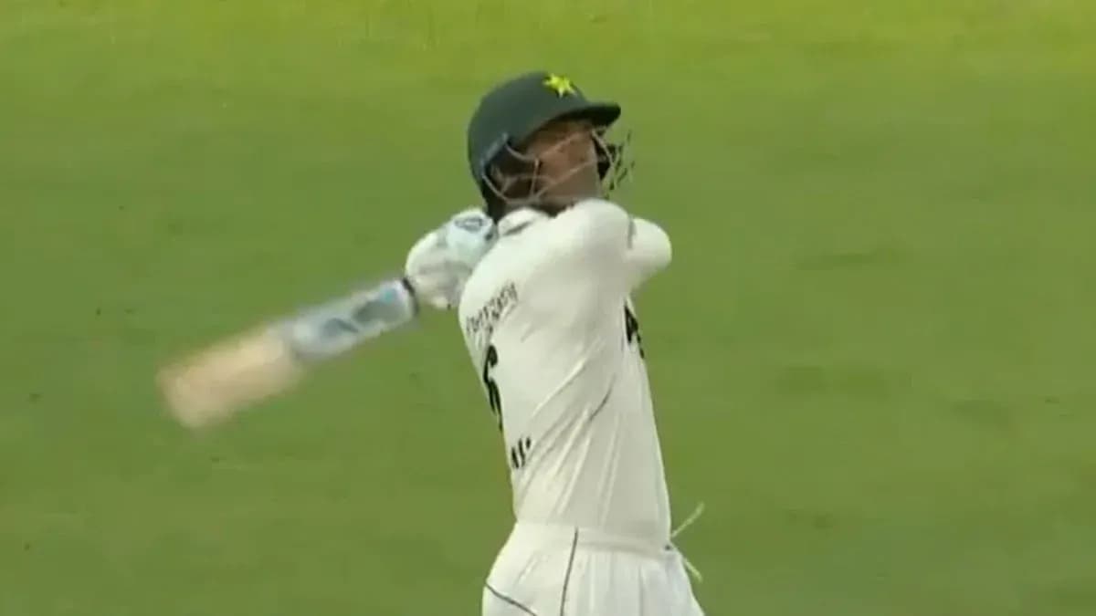 Jugador de cricket batiendo durante un partido