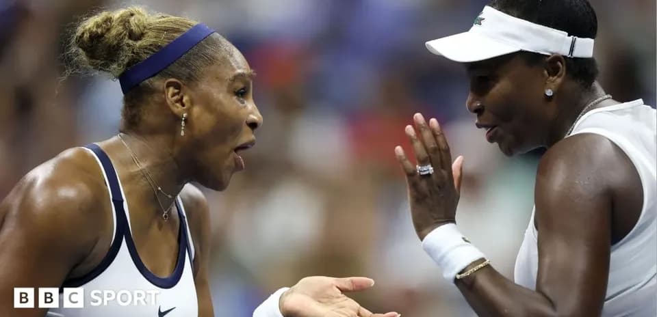 Serena y Venus Williams conversando en la cancha