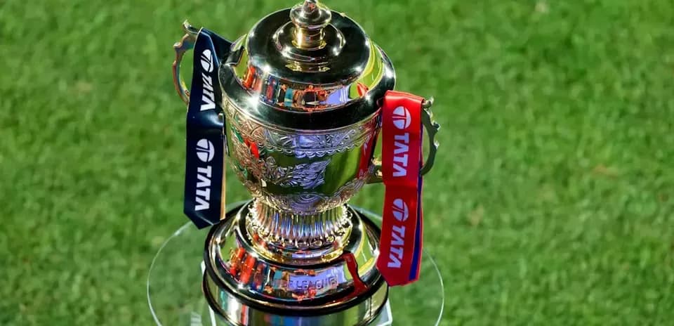Trofeo de la liga sobre césped verde