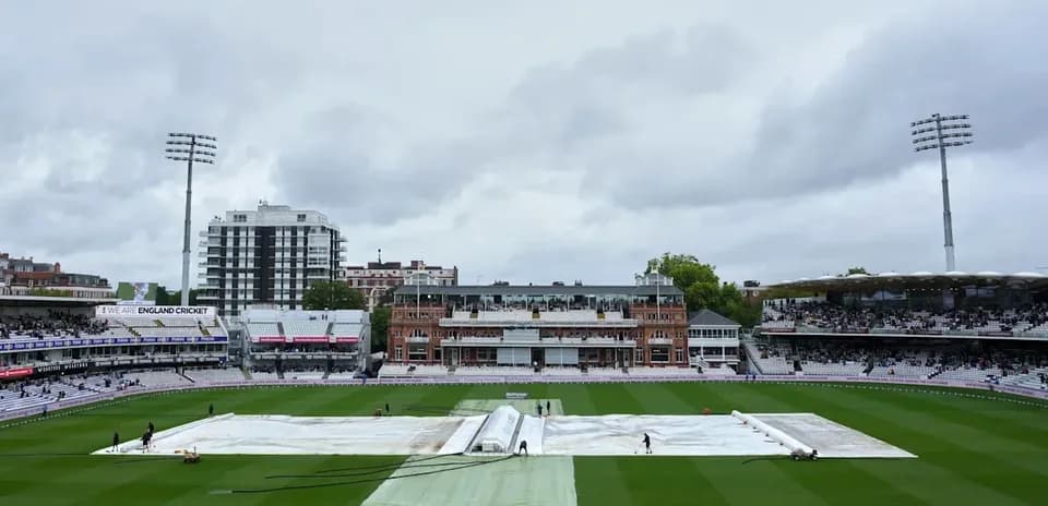 Campo de cricket cubierto con lona en Lord's