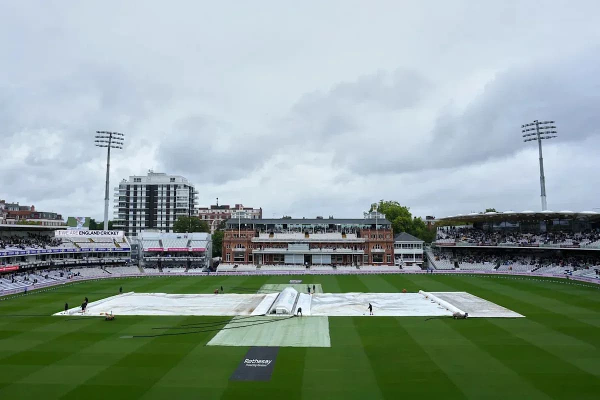 Campo de cricket cubierto con lona en Lord's