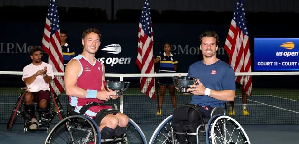 Jugadores de tenis en sillas de ruedas con trofeos