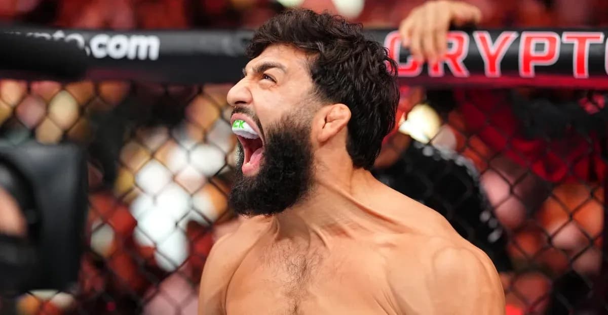 Luchador gritando en la jaula de MMA