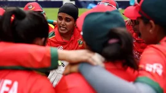 Jugadora de Bangladesh motivando a su equipo en huddle