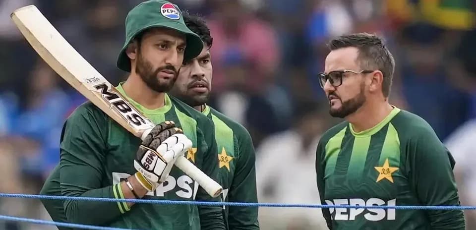 Jugadores de cricket de Pakistán en conversación