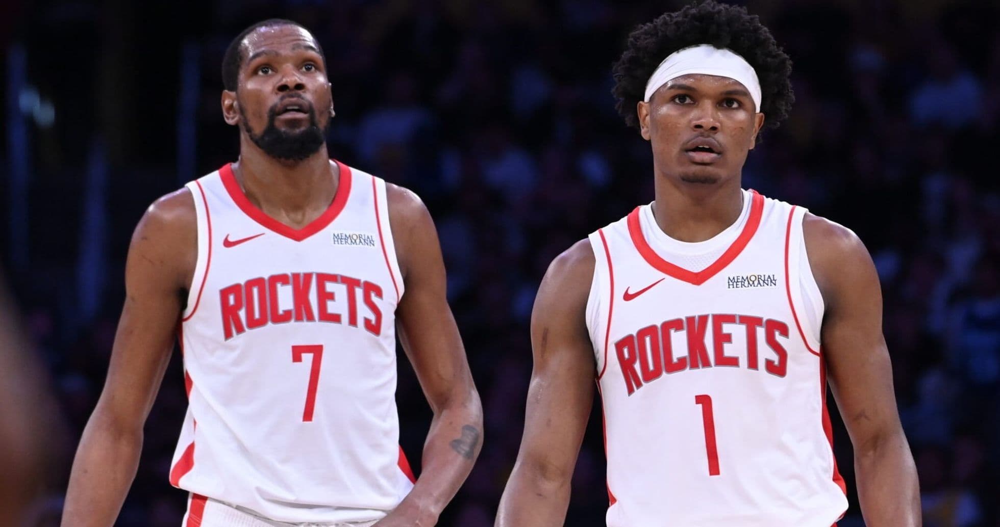 Jugadores de los Rockets observando el juego