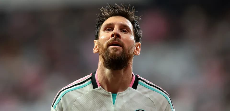 Jugador mirando hacia arriba en el campo de fútbol