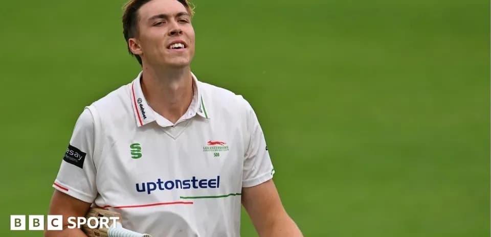 Jugador de críquet de Leicestershire en el campo