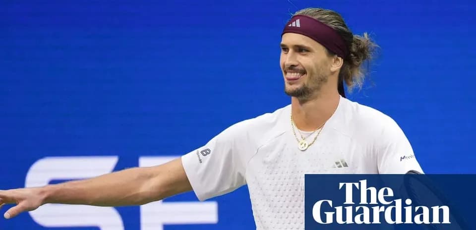 Jugador de tenis sonriendo durante un partido