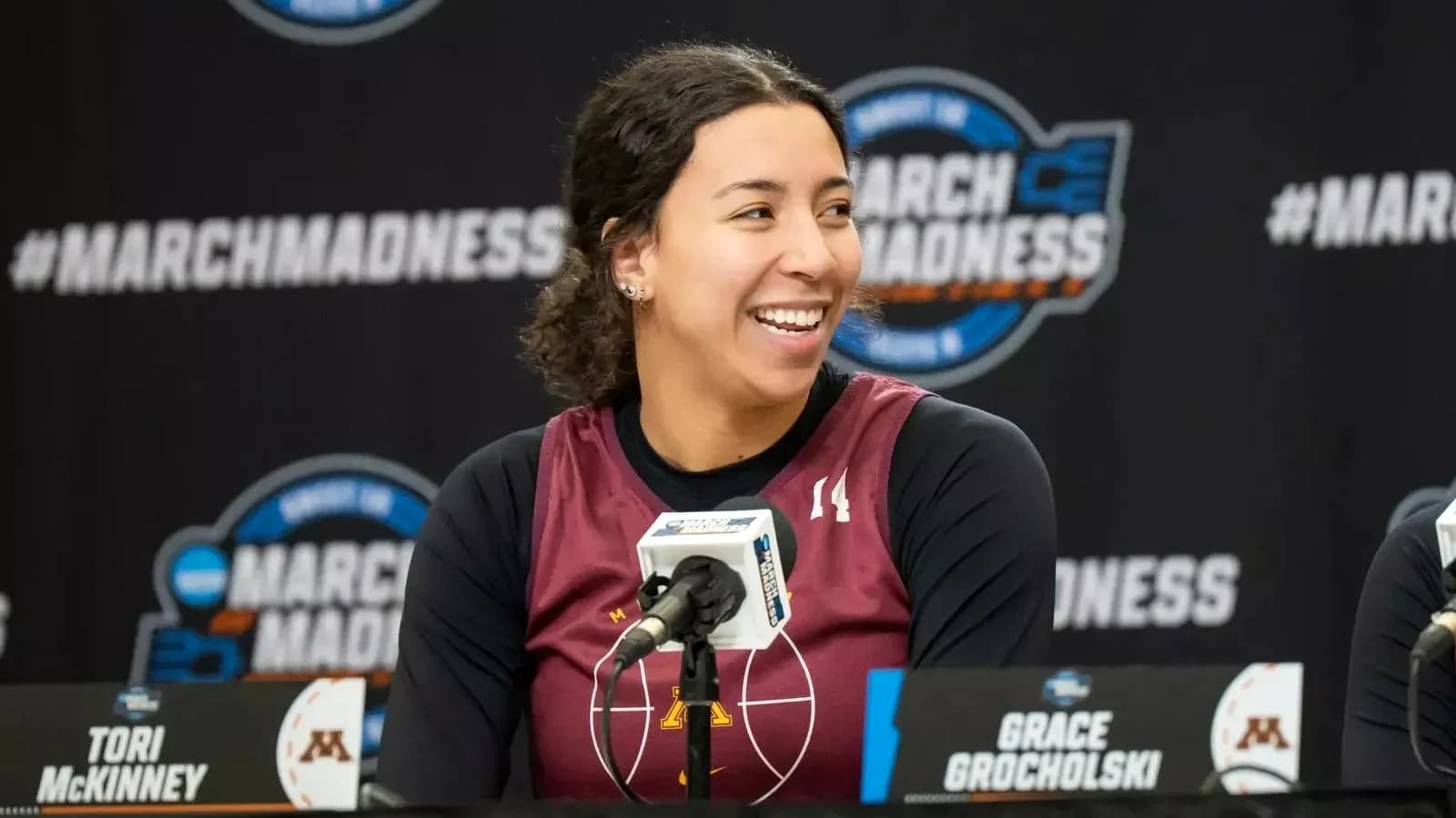 Tori McKinney sonriente en conferencia de prensa