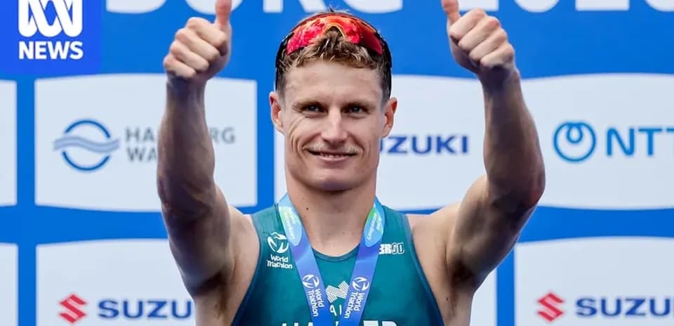 Atleta mostrando pulgares arriba en podio