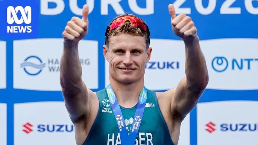 Atleta mostrando pulgares arriba en podio