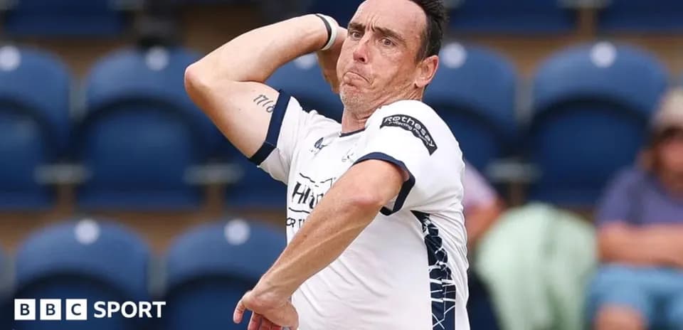 Jugador lanzando en un partido de cricket