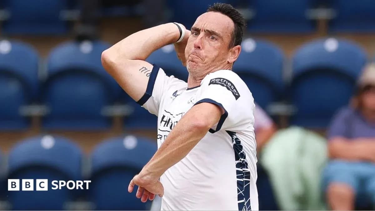 Jugador lanzando en un partido de cricket